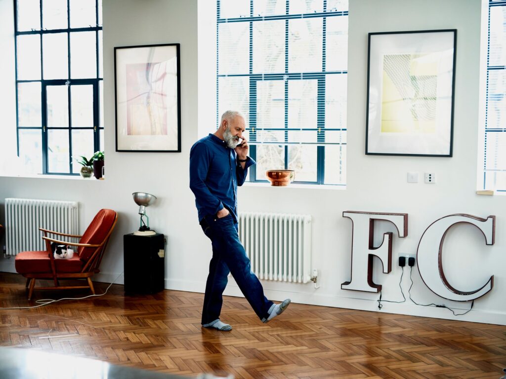 How to Set Up a Smartphone for Elderly Loved Ones