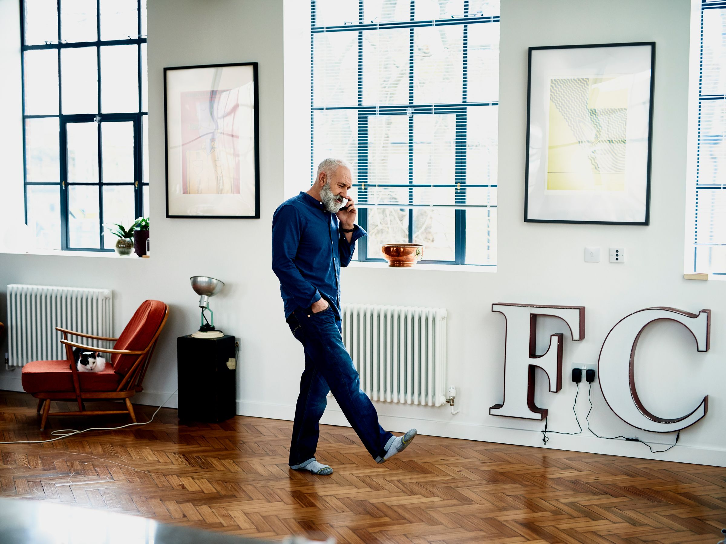 How to Set Up a Smartphone for Elderly Loved Ones